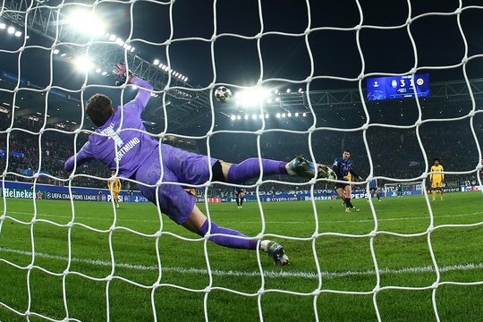 Krauju aplietame mače „Atalanta“ sugebėjo paskutinę akimirką neiškristi iš Čempionų lygos