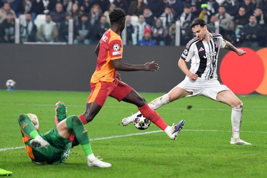 Net ir dešimtyje įvarčius mušęs „Juventus“ per pratęsimą gavo „Galatasaray“ dūrį ir su ašaromis iškrito iš Čempionų lygos