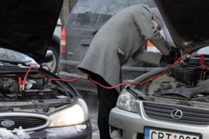 Ryte automobilis neužsiveda: kas iškrauna akumuliatorių vos per vieną naktį