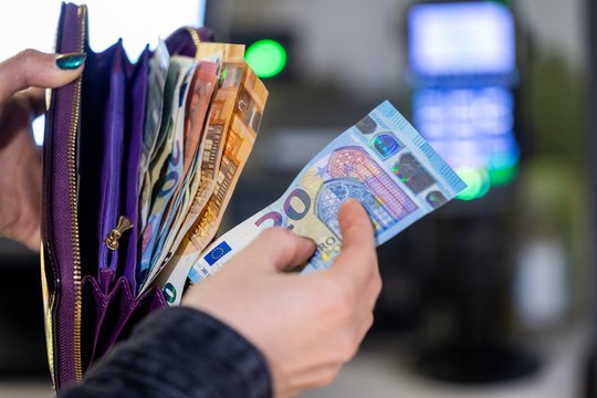 Aišku, kas sausį mokėjo didžiausius atlyginimus: tarp stambiausių darbdavių ir GMP tarnyba