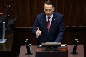 Lenkija iki beveik 5 proc. didina išlaidas gynybai