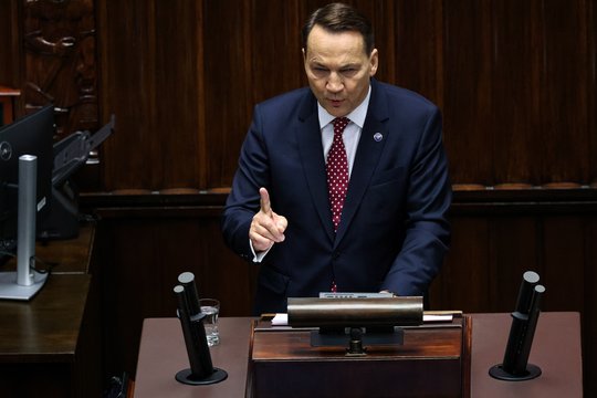 Lenkija iki beveik 5 proc. didina išlaidas gynybai