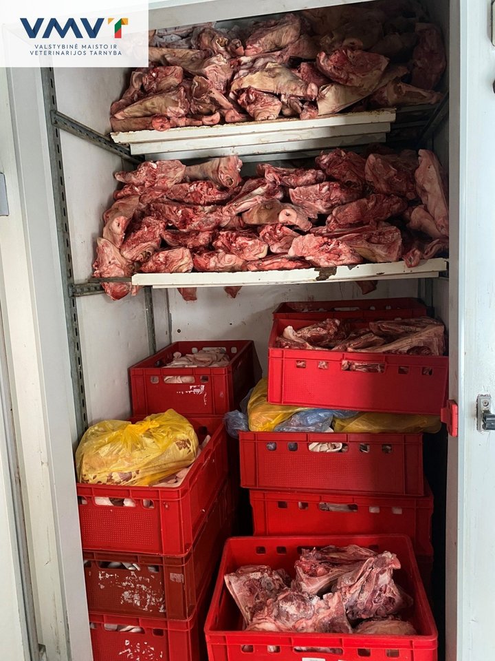 Valstybinės maisto ir veterinarijos tarnybos (VMVT) Kauno apygardos priežiūros skyrius šią savaitę atliko neplaninį patikrinimą UAB „Raučulys“ mėsos perdirbimo įmonėje<br> VMVT nuotr.