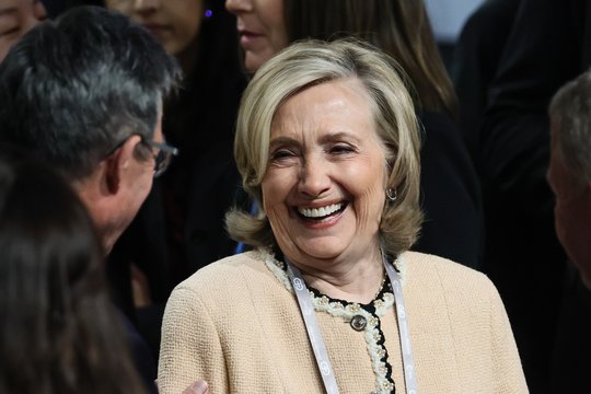 Hillary Clinton reikalauja, kad D. Trumpas duotų parodymus apie J. Epsteiną