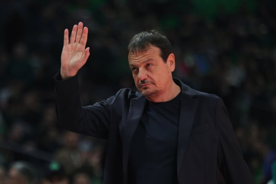 „Panathinaikos“ bėdos tęsiasi – duobėję atsidūrę graikai be išvaryto E. Atamano krito ir prieš „Paris Basketball“