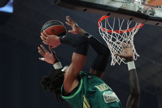 „Panathinaikos“ bėdos tęsiasi – duobėję atsidūrę graikai be išvaryto E. Atamano krito ir prieš „Paris Basketball“