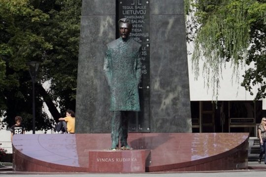 Vilniaus centre apipaišytas paminklas V. Kudirkai