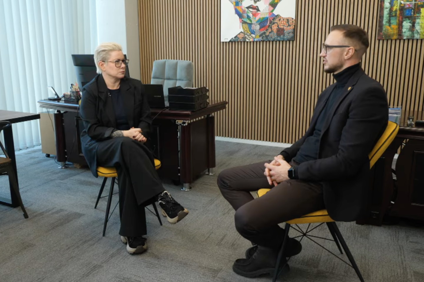 Ar išvykus dirbti į užsienį žmogus lieka vienas ir susiduria su rizikomis? O gal menininku tampama tik gimus su ypatingu talentu?