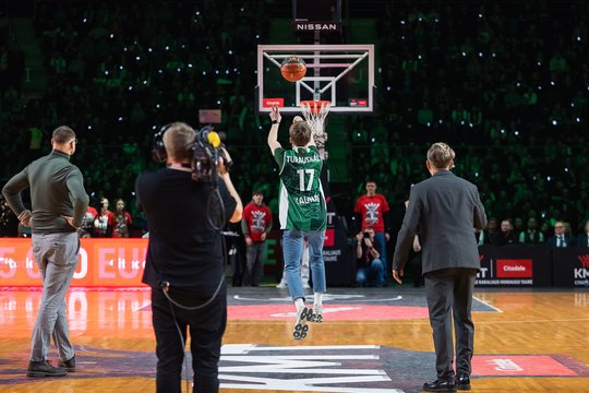 KMT finale – taiklus metimas nuo vidurio linijos: sirgalius pasidalijo, kur išleis laimėtus 5000 eurų