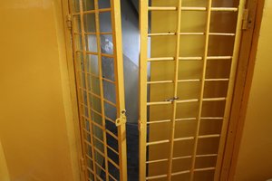 Šilutės teismas nuteisė kaimynus terorizavusį vyrą – grasino iešmais pradurti sėdmenis