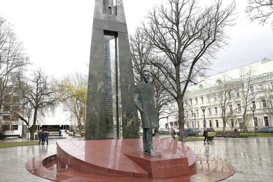 Vilniuje išniekintas paminklas V. Kudirkai: apipaišė dažais