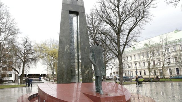 Vilniuje išniekintas paminklas V. Kudirkai: apipaišė dažais