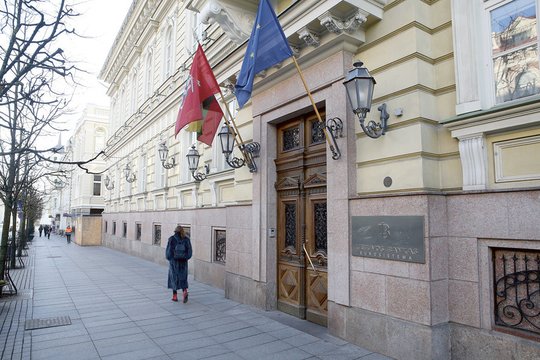 Finansų bendrovės šešėlyje – praeityje į neaiškias istorijas įsivėlęs veikėjas