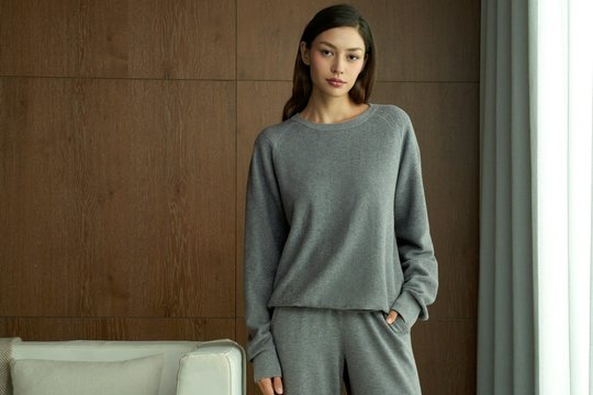 Kokius moteriškus sportinius kostiumus rinktis? Spalvos, audinys ir stilius