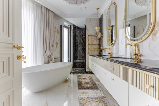 146 kv. m kauniečių butas stebina prabanga: klasika ir netikėtas sandėliuko švytėjimas 