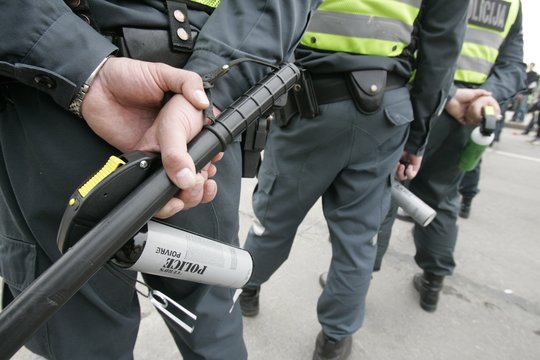 Policininkas pašėlo namuose paryčiais radęs pusnuogį žmonos svečią: sudaužęs lazda numovė ir glaudes