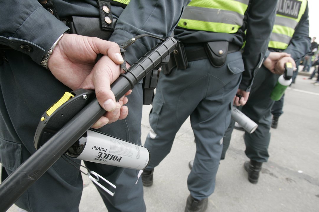 Policininkas pašėlo namuose paryčiais radęs pusnuogį žmonos svečią: sudaužęs lazda numovė ir glaudes