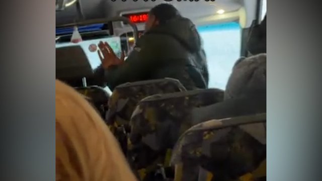 Rami kelionė autobusu virto chaosu: agresyviai nusiteikęs vyras ėmė pulti vairuotoją