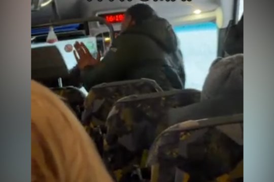 Rami kelionė autobusu virto chaosu: agresyviai nusiteikęs vyras ėmė pulti vairuotoją