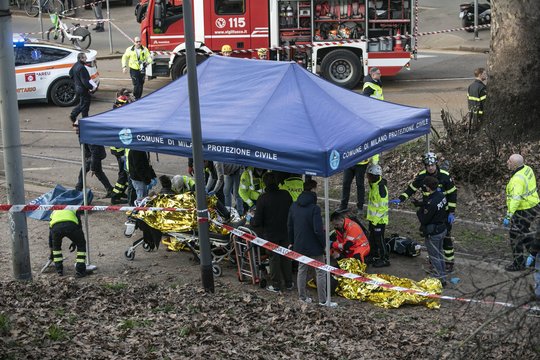 Tragedija Milane: nuo bėgių nuvažiavęs tramvajus rėžėsi į pastatą