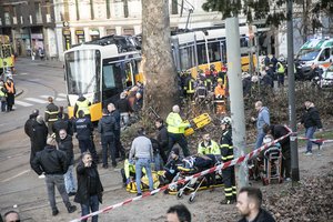 Tragedija Milane: nuo bėgių nuvažiavęs tramvajus rėžėsi į pastatą