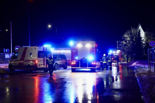 Prie Kauno klinikų – didelis gaisras: užsidegė kotedžas