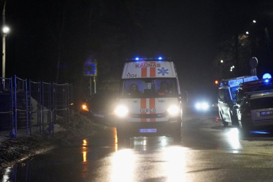 Prie Kauno klinikų – didelis gaisras: užsidegė kotedžas