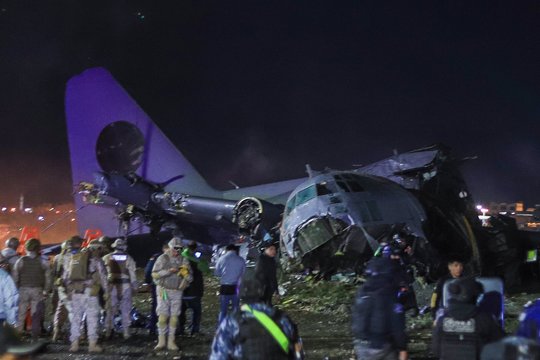 Lėktuvo katastrofa Bolivijoje: nulėkęs nuo tako, rėžėsi į automobilius, žuvusieji traukiami iš nuolaužų