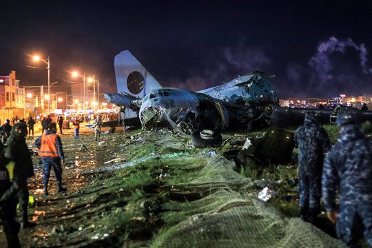 Lėktuvo katastrofa Bolivijoje: nulėkęs nuo tako, rėžėsi į automobilius, žuvusieji traukiami iš nuolaužų