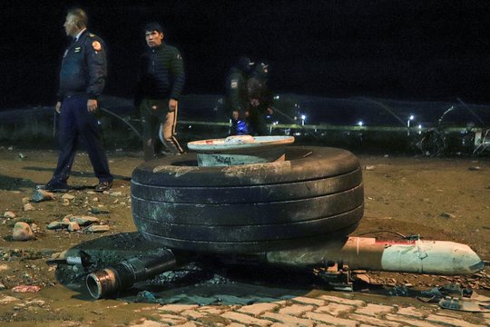 Lėktuvo katastrofa Bolivijoje: nulėkęs nuo tako, rėžėsi į automobilius, žuvusieji traukiami iš nuolaužų