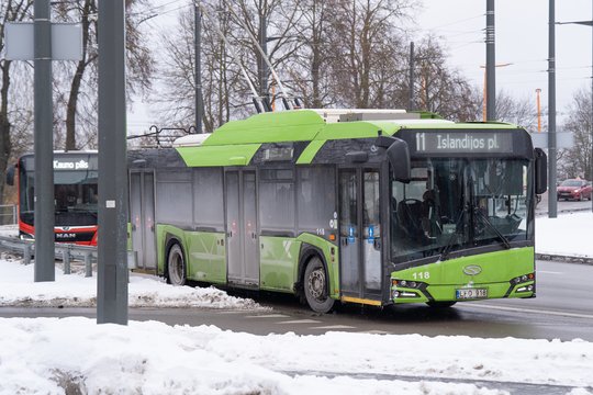 Kaune siautėjo troleibuso keleiviai: smogė vairuotojai, sudaužė durų stiklą