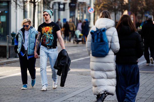 Vaizdai Vilniaus gatvėse neprimena žiemos – žmonės lepinasi šiluma lyg pavasarį!