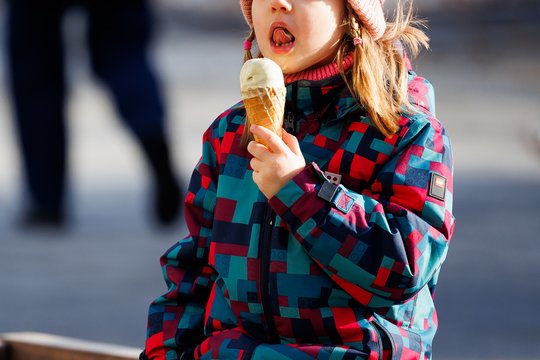 Vaizdai Vilniaus gatvėse neprimena žiemos – žmonės lepinasi šiluma lyg pavasarį!