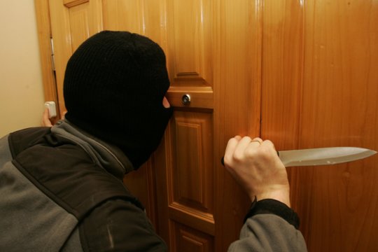 Trys plėšikai Panevėžyje išlaužė moters buto duris ir susišlavė pinigus