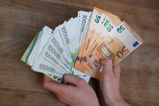 Siūlo įpareigoti politikus deklaruoti visas turimas akcijas ir galiojančius sandorius