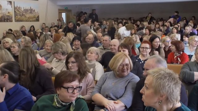 Alytuje mokytojai streikuoja: protestas „Grąžinkime saugumą į mokyklą“ po etikos mokytojos atleidimo