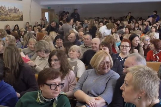 Alytuje mokytojai streikuoja: protestas „Grąžinkime saugumą į mokyklą“ po etikos mokytojos atleidimo