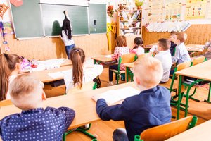 Mokytojų verdiktas: „pririšimas“ prie lentos kenkia moksleivių rezultatams – išeitis yra