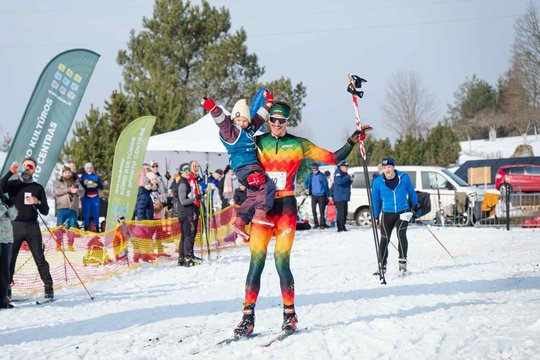 Slidinėjimo maratonas Anykščiuose: startavo ir Vytautas Strolia su savo vaiku