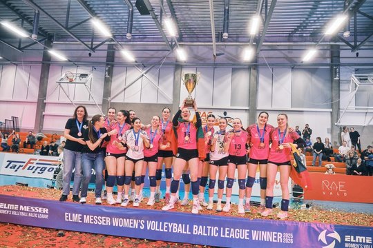 Stipriausios Baltijos šalyse: „Kauno-VDU“ tinklininkės Estijoje į viršų kėlė čempionių taurę
