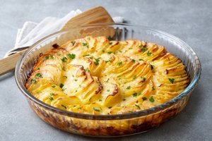 Šie 5 gardūs receptai iš bulvių niekad nenuvils: ypač patiks sotus apkepas su sūriu