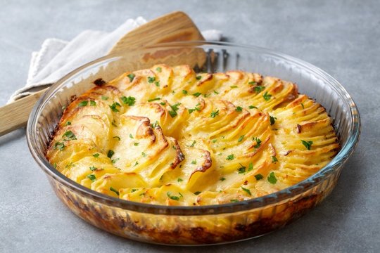 Šie 5 gardūs receptai iš bulvių niekad nenuvils: ypač patiks sotus apkepas su sūriu 