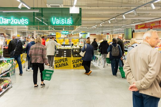 Pilni žandai pasiūlymų: į „Iki“ šią savaitę pirkėjai lėks dėl nuolaidos kiaulienos sprandinei, sviestui ir dar daugiau nei 3 tūkst. nuolaidų