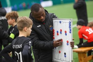 „TikTok“ sensacija tapęs futbolo treneris iš Kamerūno atskleidė, kodėl pamilo Klaipėdą