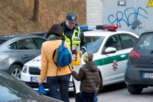 Ar jūsų vaikas automobilyje tikrai saugus? Policijos pareigūnės ir specialistų atsakymai