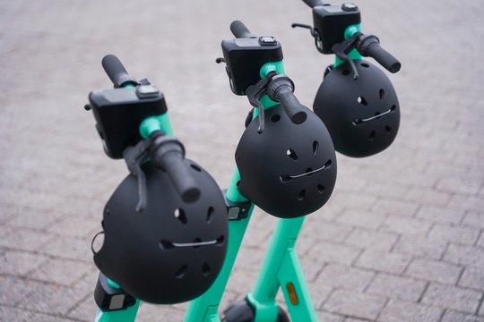 „Bolt“ paspirtukai į gatves grįžta su šalmais: kaip jais naudotis?