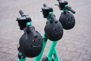 „Bolt“ paspirtukai į gatves grįžta su šalmais: kaip jais naudotis?