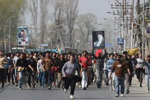 Karo Irane atgarsiai jau ir Indijoje: tūkstančiai protestuotojų susirėmė su policija