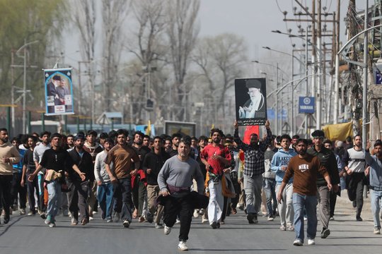 Karo Irane atgarsiai jau ir Indijoje: tūkstančiai protestuotojų susirėmė su policija