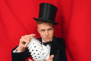 Iliuzionistas R. Bernatonis kreipėsi į gerbėjus: bando išsiaiškinti, kaip veikia vaikystėje pamatytas magijos triukas